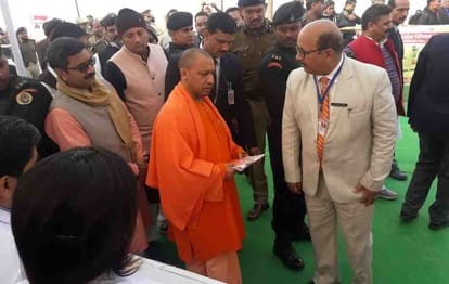 CM yogi adityanath held review meeting in varanasi