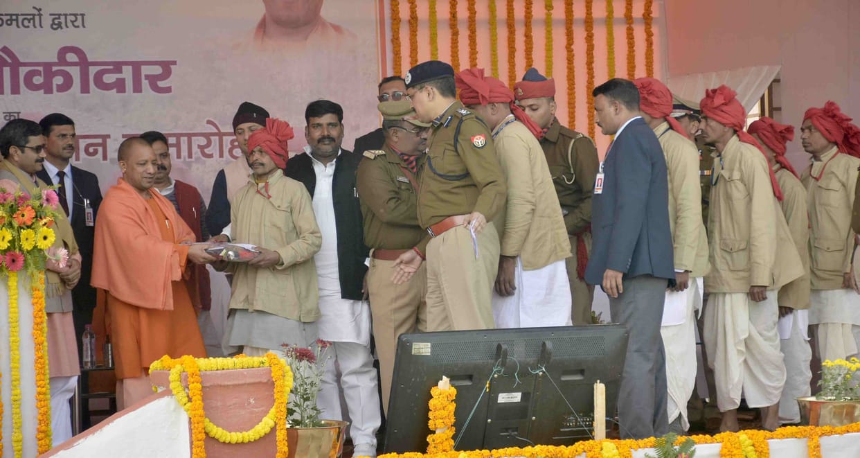 CM yogi adityanath honoured to night watchman