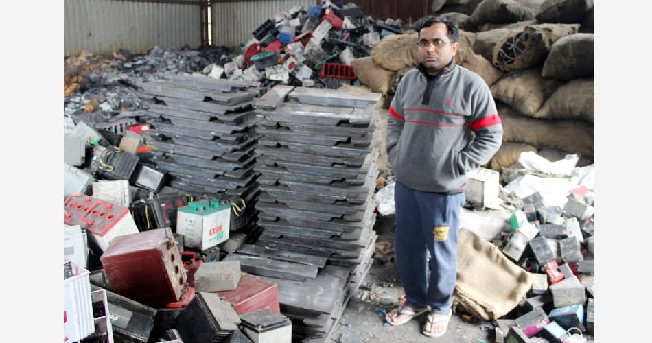 Lakhs of loot in  factory, derabassi crime news
