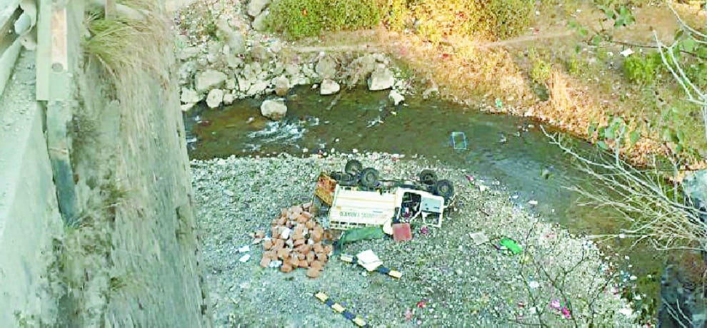 गंबर खड्ड में गिरी पिकअप, चालक की मौत
