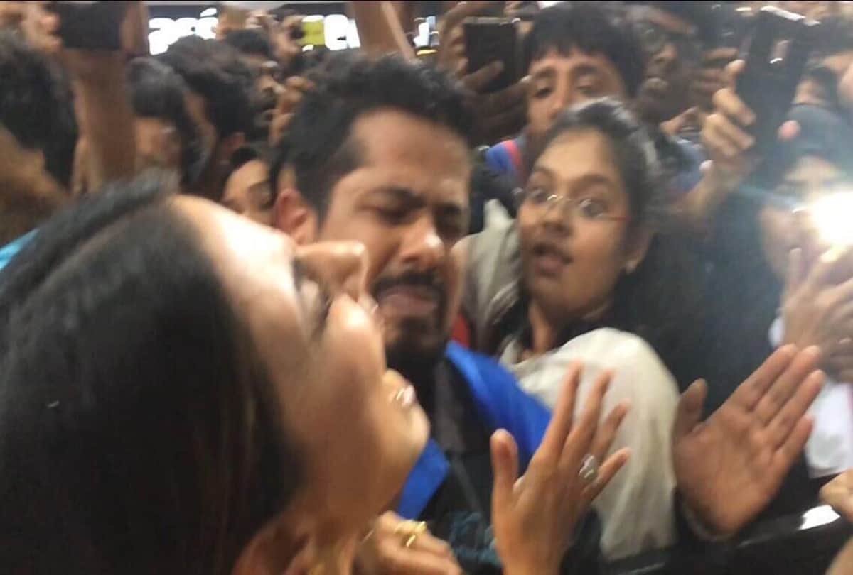 Bigg Boss 11: Fans misbehave with Hina Khan, pull her hair