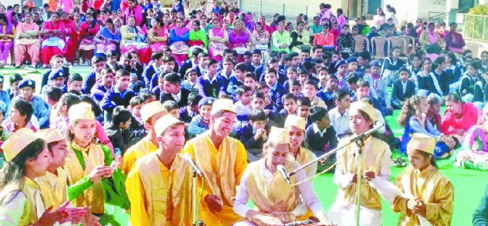 कुनिहार में मेधावी छात्रों का सम्मान, छात्रों ने पेश किए सांस्कृतिक कार्यक्रम