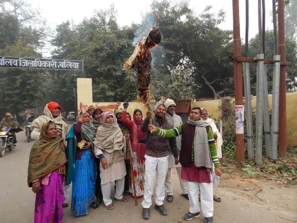 Blow the effigy of Maharashtra government