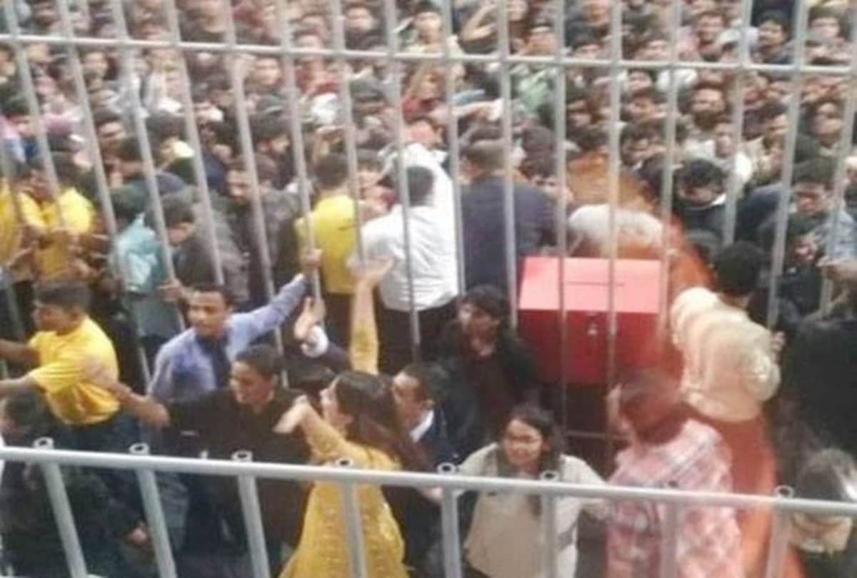 Bigg Boss 11: Fans misbehave with Hina Khan, pull her hair