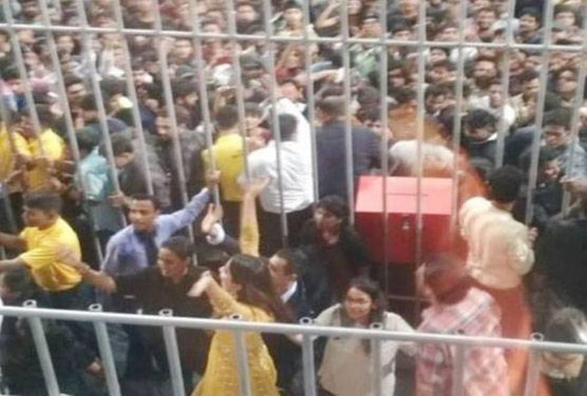 Bigg Boss 11: Fans misbehave with Hina Khan, pull her hair