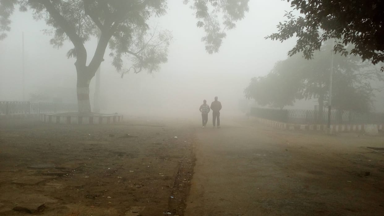जानलेवा ठंड से एक की मौत, भीषण गलन से घरों में दुबके रहे लोग