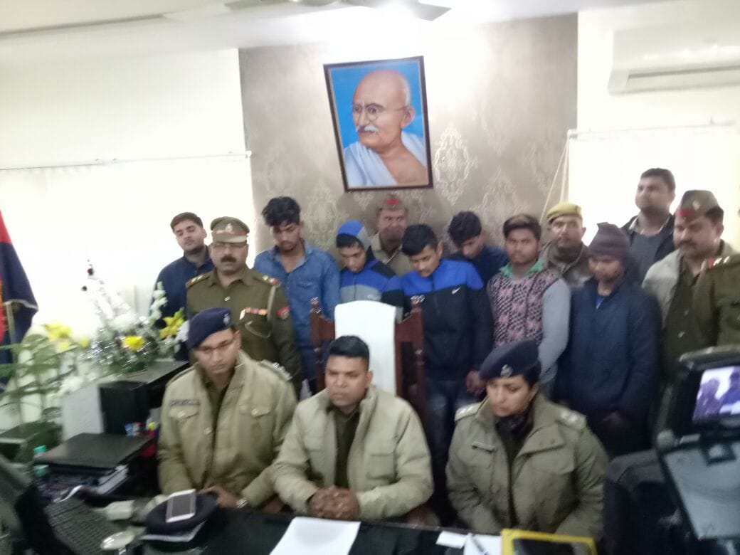 agra police busted gang of mobile snatchers  