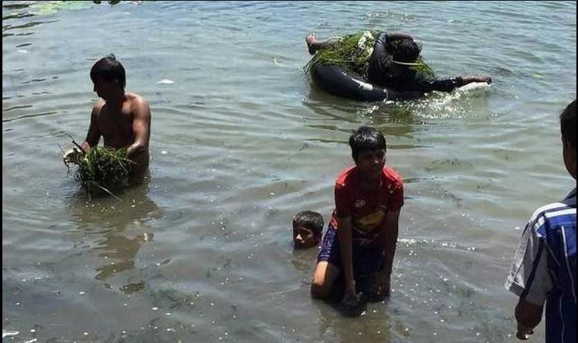 नदी में डूबा बालक, गांव वालों का हंगामा