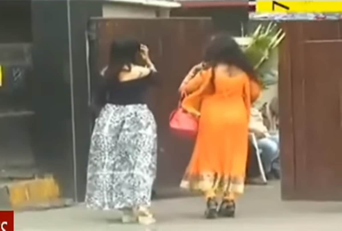 bigg boss ex contestant arshi khan spotted at outside of salman khan house