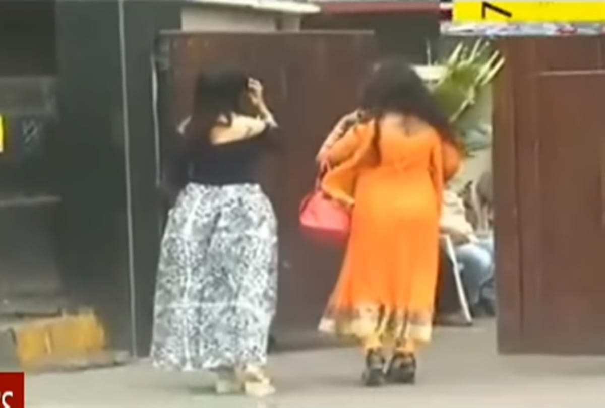 bigg boss ex contestant arshi khan spotted at outside of salman khan house