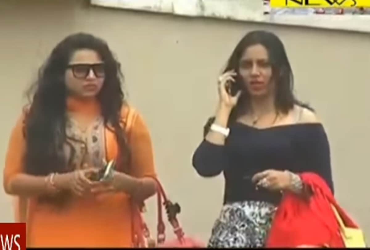 bigg boss ex contestant arshi khan spotted at outside of salman khan house