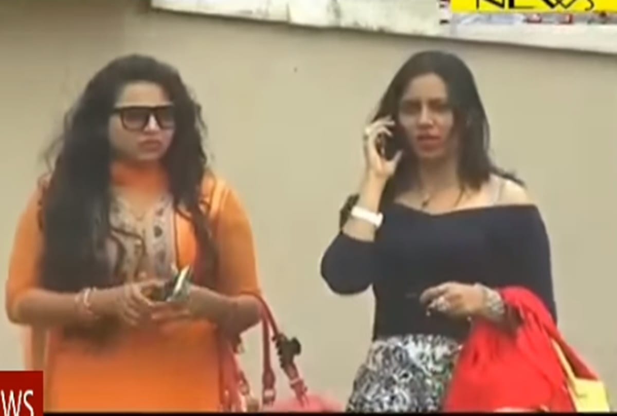 bigg boss ex contestant arshi khan spotted at outside of salman khan house