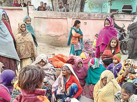 रोते बिलखते परिजन