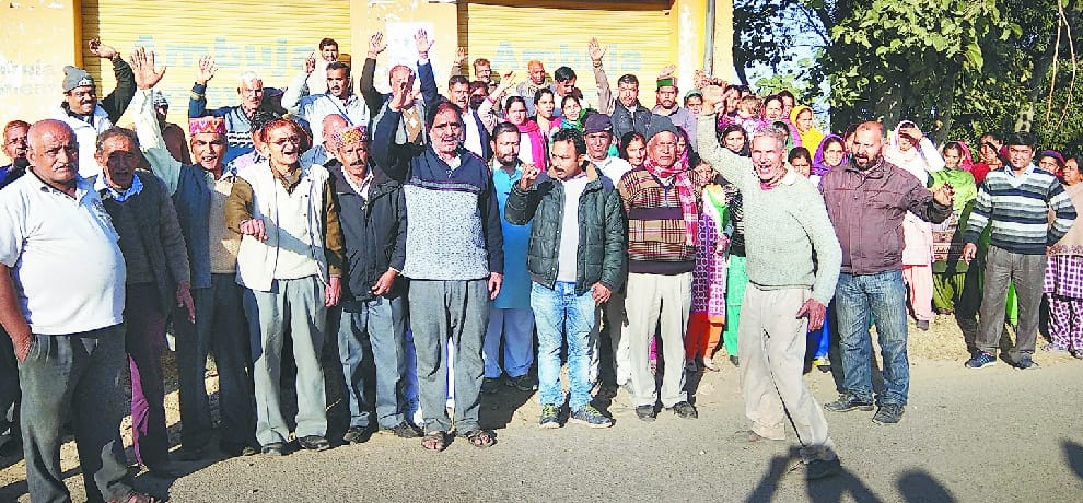 तीसरे दिन अधिकारियों को झेलना पड़ा विरोध