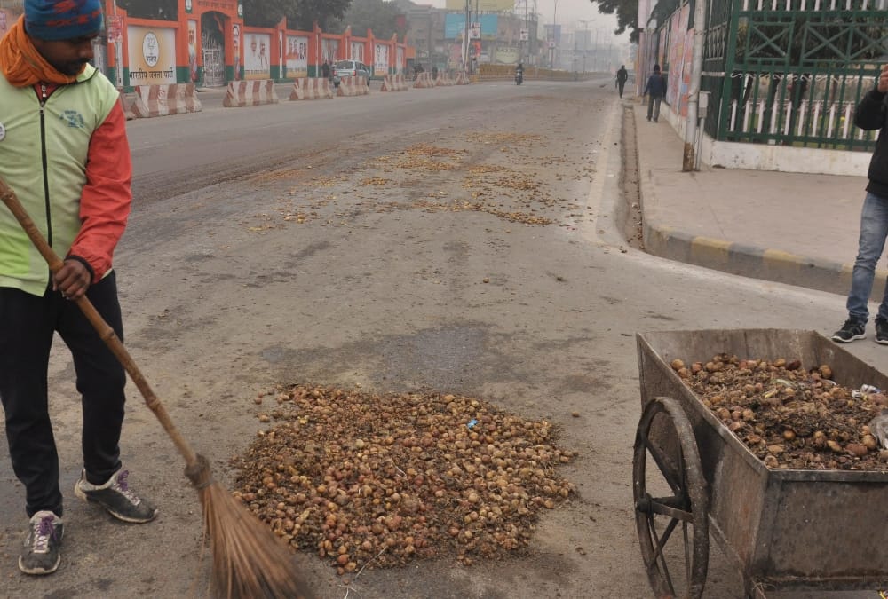 potato farmers throw the potato in front of vidhansabha