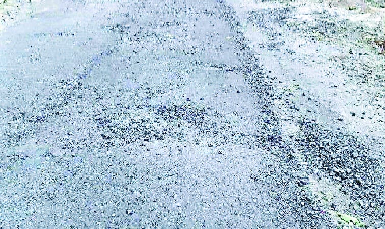 In the cold winter, the asphalt began to crack