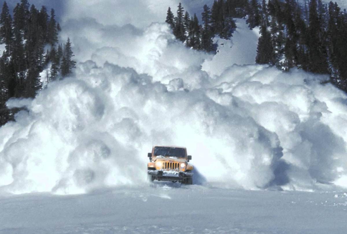 Heavy avalanche in Jammu Kashmirs Kupwara district, 8 men missing