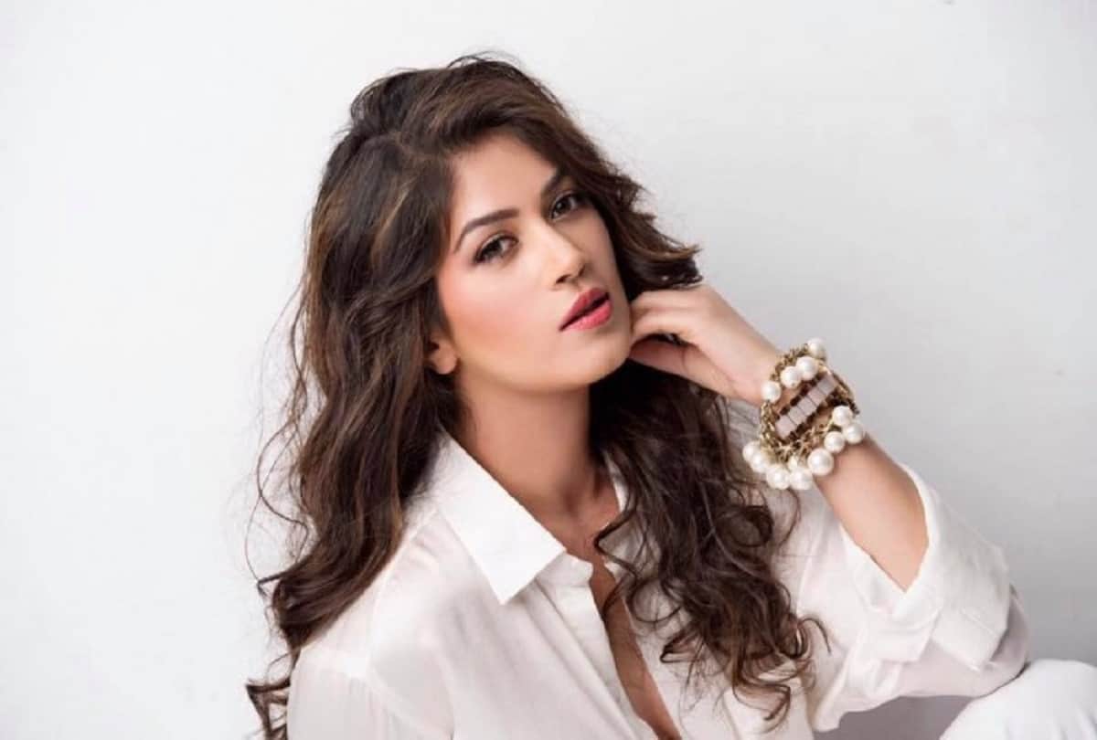 bigg boss 11 ex contestant bandagi kalra ready for bollywood entry
