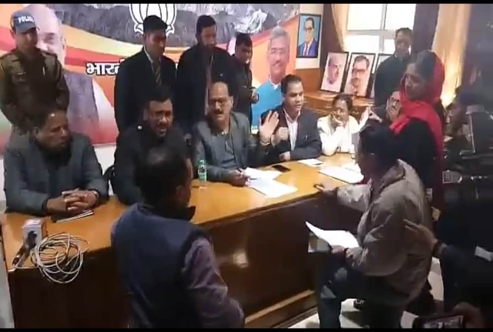 complainant eat poison in bjp janta milan program in dehradun