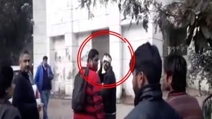 ROADSIDE ROMEO BEATEN UP BY GIRLS FATHER IN GHAZIABAD