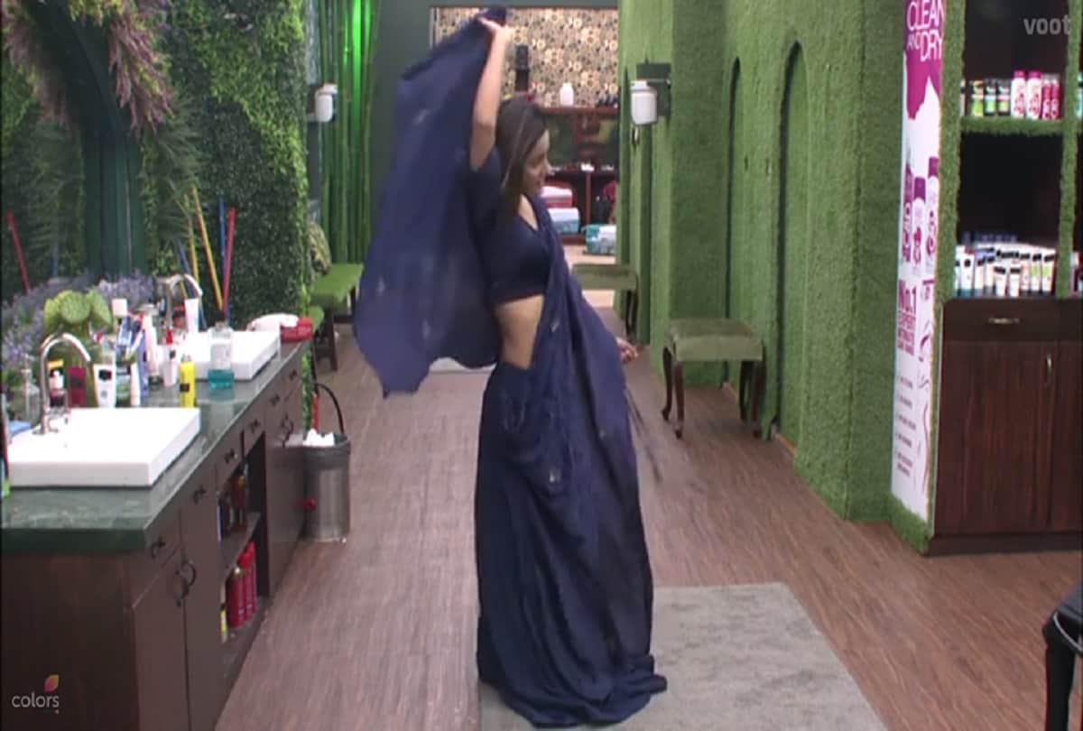  hina khan dancing in washroom alone in bigg boss 11