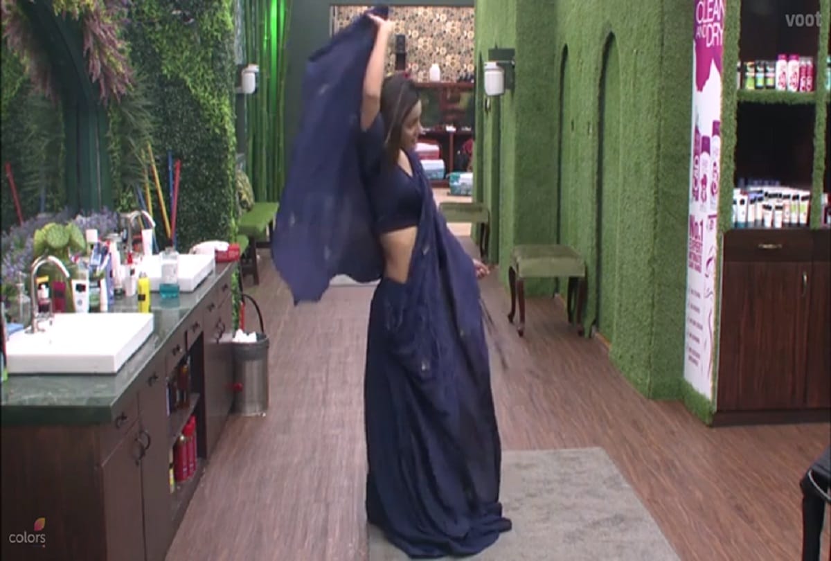  hina khan dancing in washroom alone in bigg boss 11