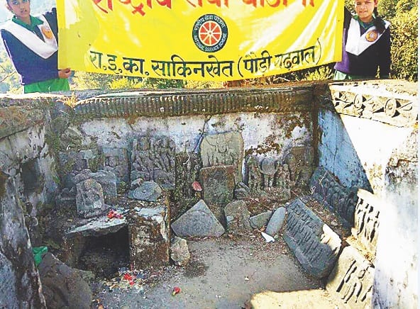 Ancient idols of gods and goddesses found during excavation in pauri