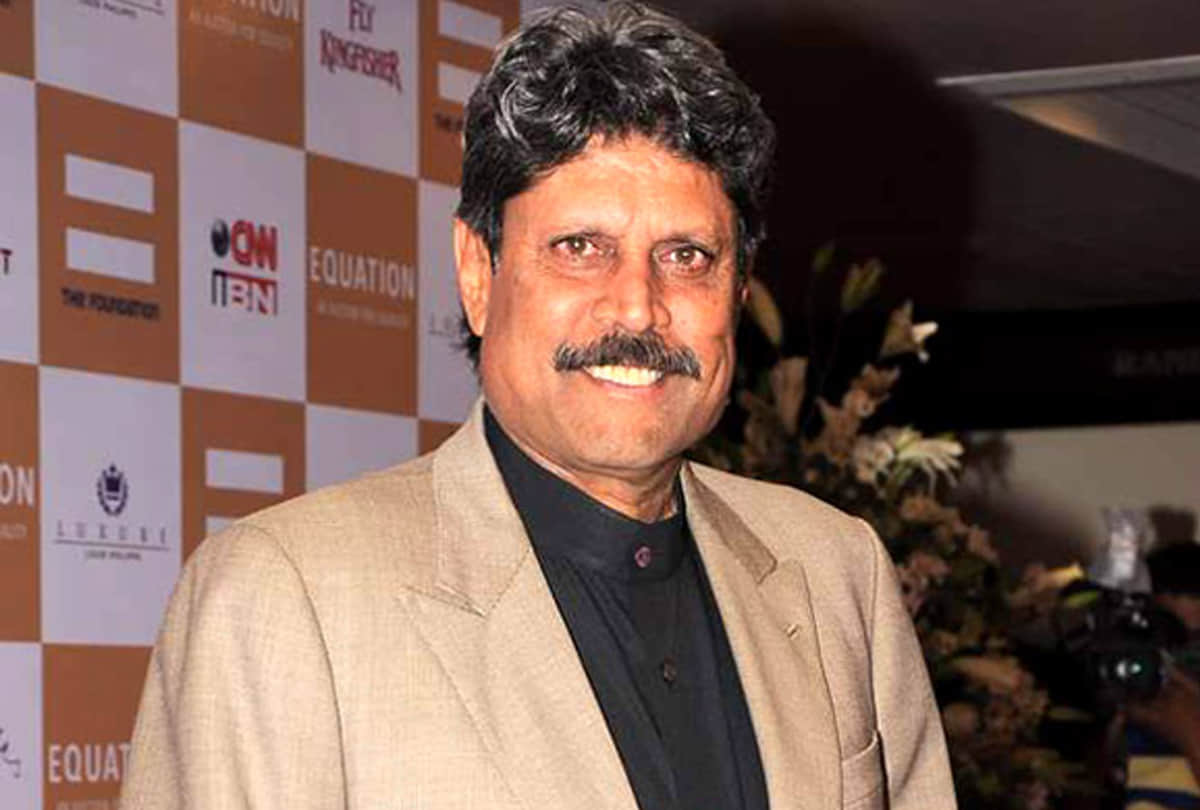 Amitabh Bachchan promote his film 102 Not Out on IPL 2018 set with Kapil Dev