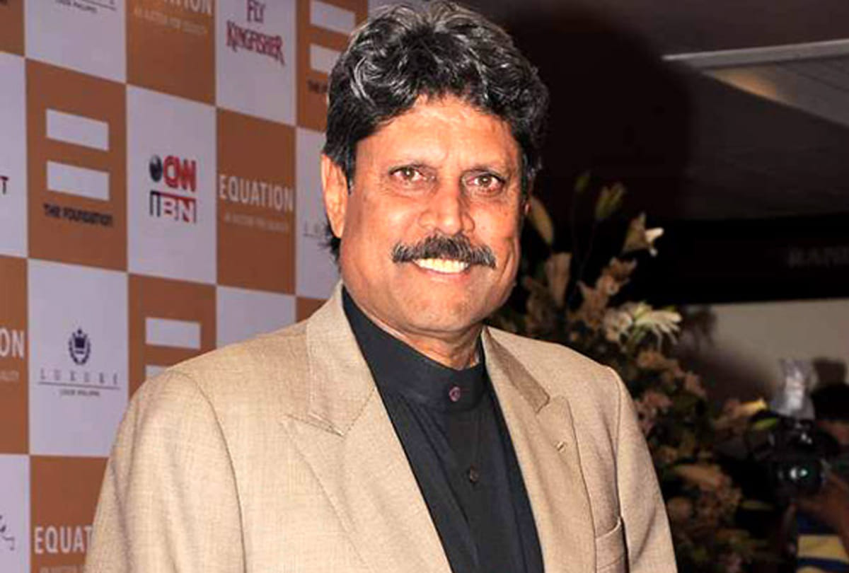 Amitabh Bachchan promote his film 102 Not Out on IPL 2018 set with Kapil Dev