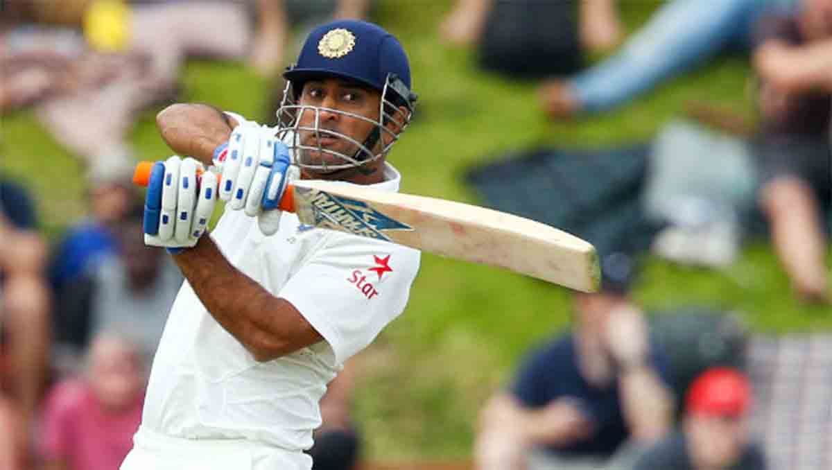MS Dhoni is first Indian cricketer who scored 206 runs on a single day in test as Indian captian