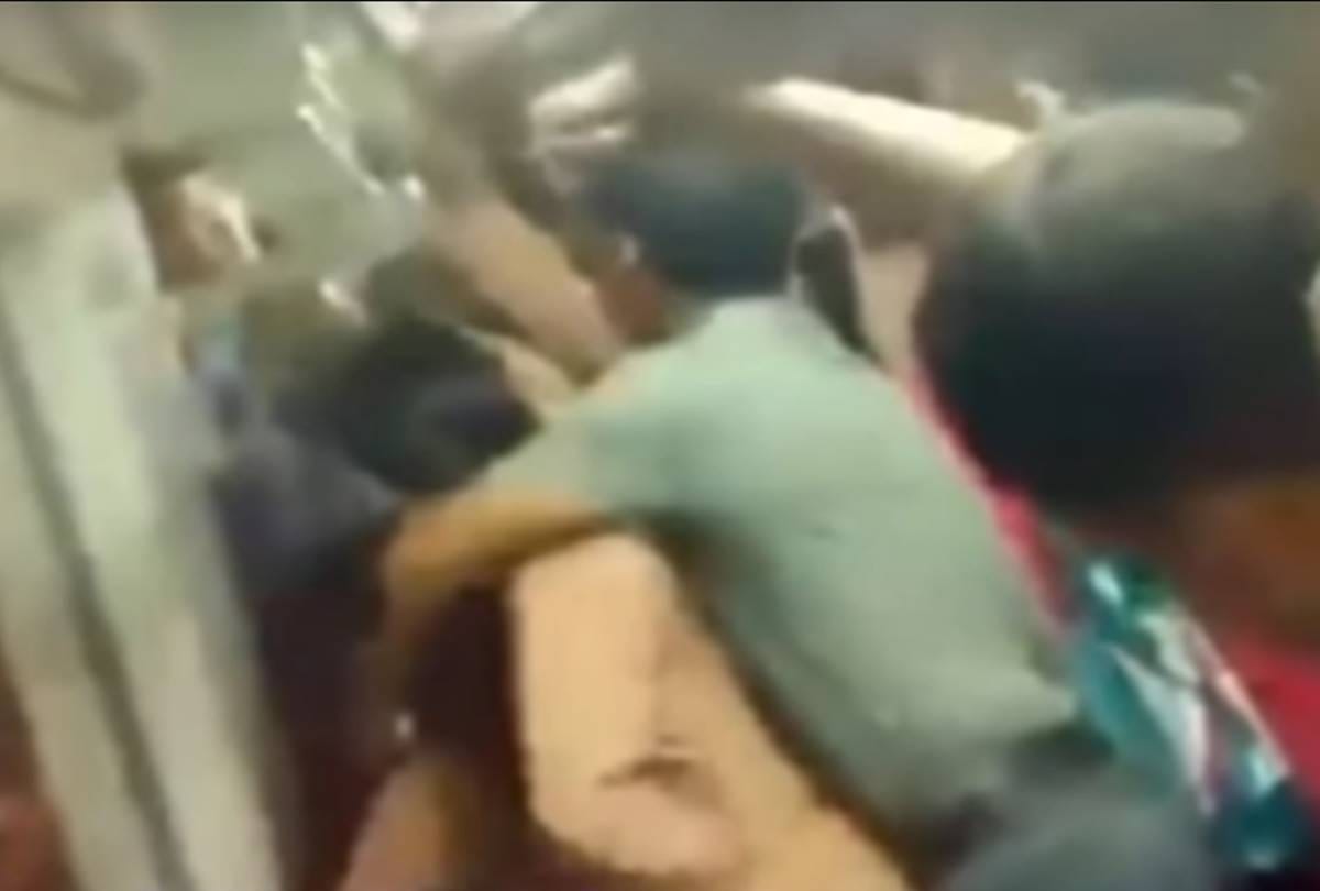 Reality of viral video of two girls Finghting in Metro 