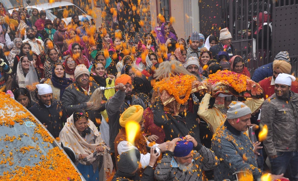 निशान साहिब की सेवा के बाद शुरू हुआ अखंड पाठ
