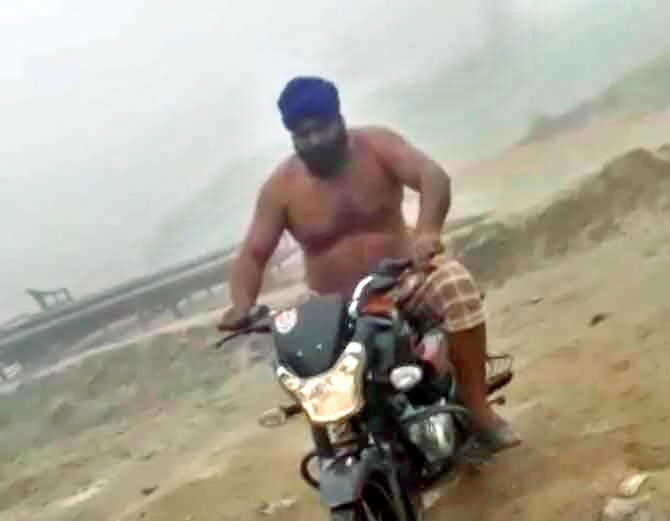 Bike Challenge in Fog, New Viral video from Punjab