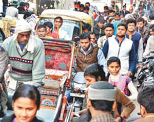सड़क जाम की शिकायत पर हटाए चौकी इंचार्ज