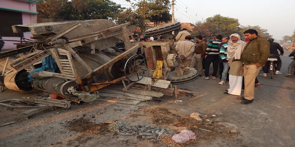 Fog period : two youths die in road accident, three injured