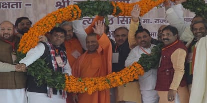 Chief Minister Yogi said, stay young, four lakhs jobs will be available soon
