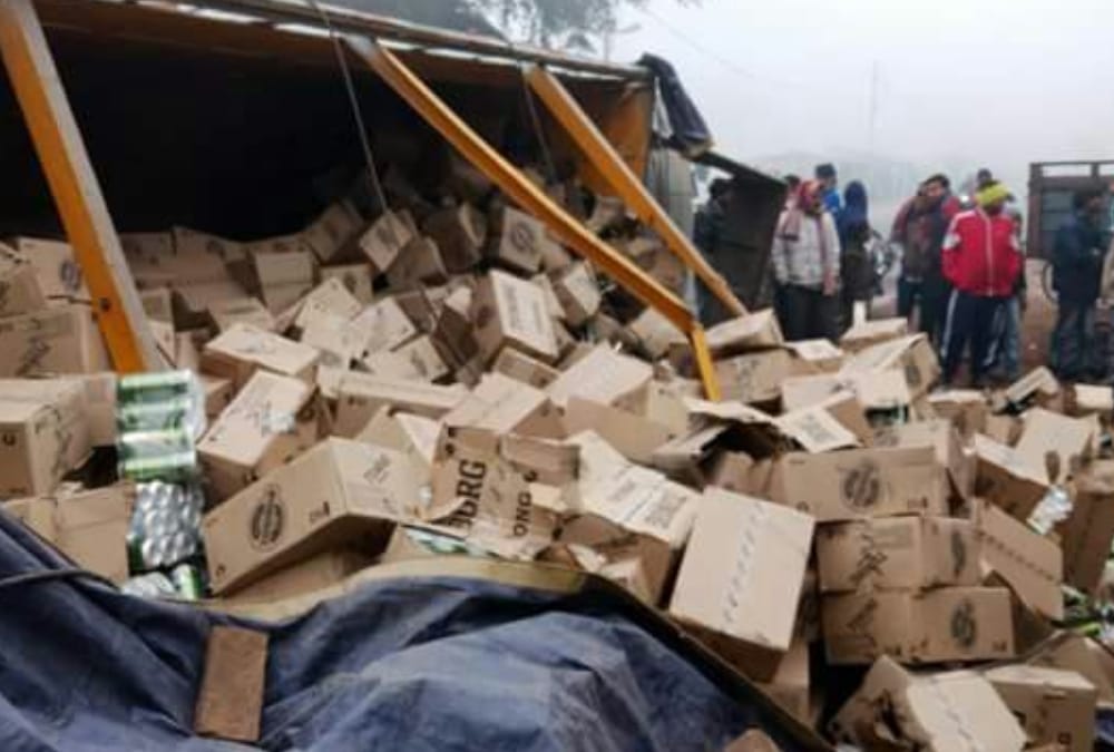 beer loaded truck got accident in Amethi