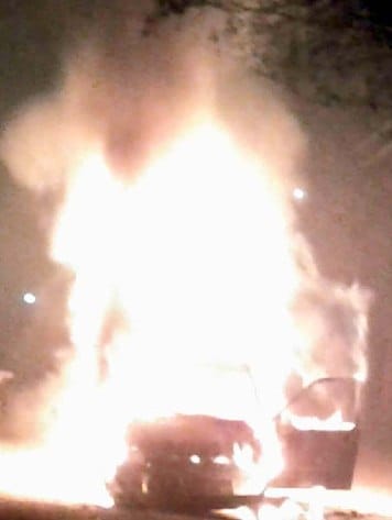 चलती कार में लगी आग, मचा हड़कंप