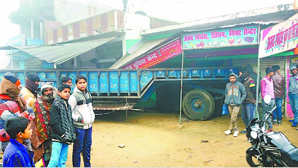 ट्राला  बंद दुकान के शटर में जा घुसा