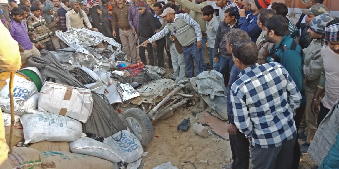 accident in firozabad eleven died after truck fall down near sirsaganj