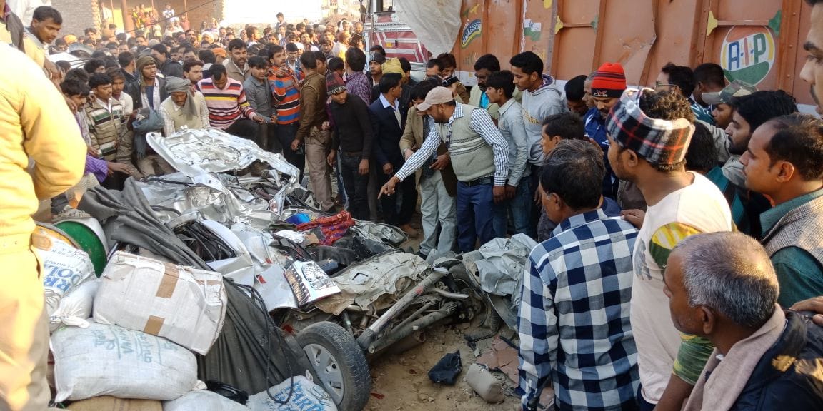 accident in firozabad eleven died after truck fall down near sirsaganj