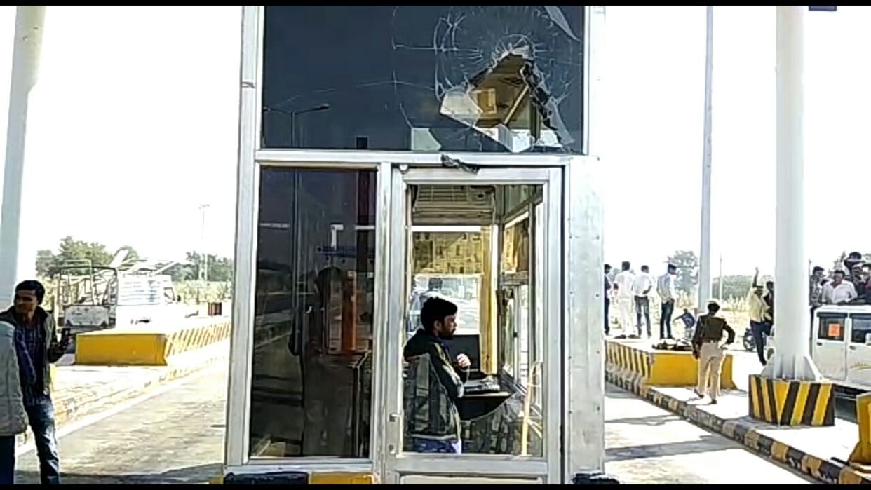 rajasthan- boys did the quarrel and break toll plaza