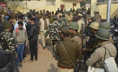 Bhu student storm in front of district jail