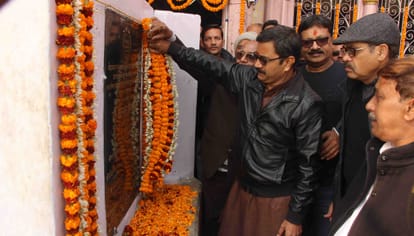 Chair lift start on ganga ghat in varanasi