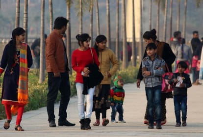 cold wave on its peak in uttar pradesh.