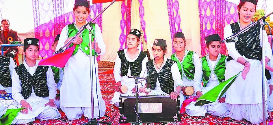छात्राओं ने कव्वाली और गिद्दे से मचाया धमाल