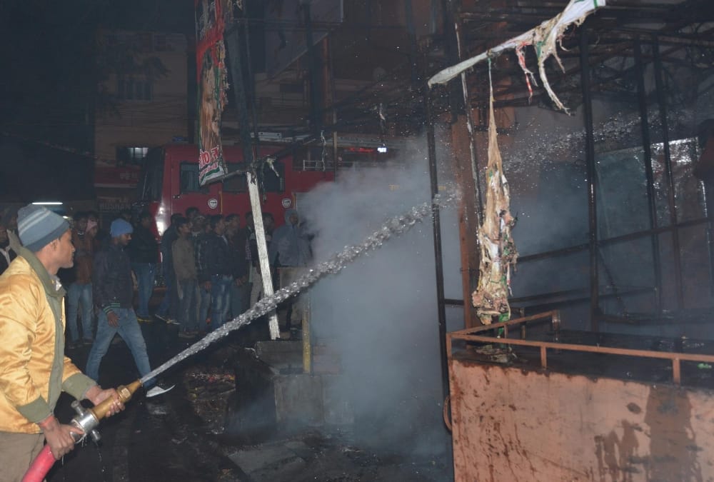 fire broke out in a shop because of short circuit in lucknow.