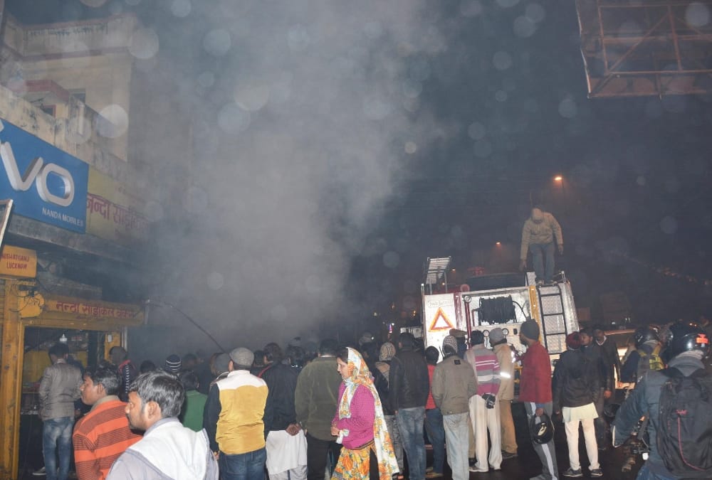 fire broke out in a shop because of short circuit in lucknow.