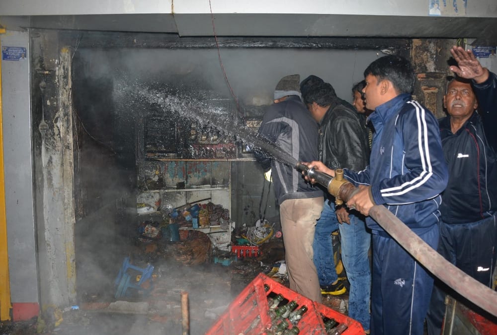 fire broke out in a shop because of short circuit in lucknow.