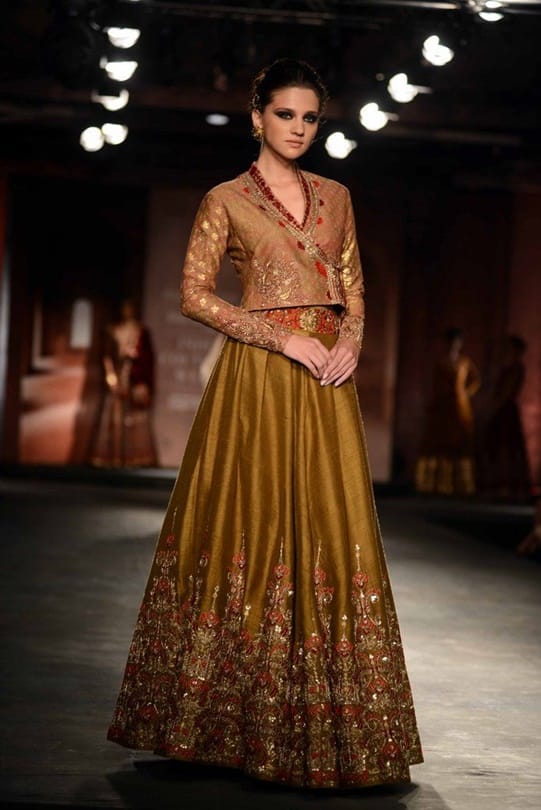 you need to know about these latest trends of bridal blouse
